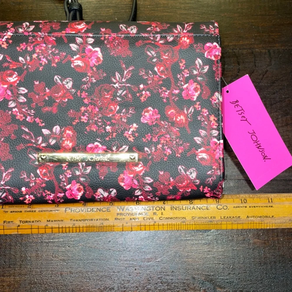 NWT Betsey Johnson XODANI Black Bow Pink‎ Roses Floral Crossbody Wallet Bag